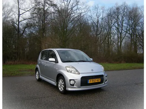 Daihatsu Sirion 2 1.5-16V Sport . AUTOMAAT . Airco . 5 Drs . Ele ramen . 103 Pk . enz