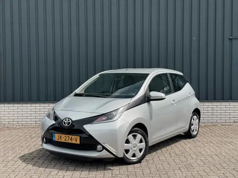 Toyota Aygo 1.0 VVT-i x-play*Nav*Airco*