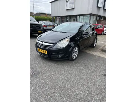 Opel Corsa 1.2-16V Cosmo 3 Deurs,Airco,Navi. Nette en goed rijdende Corsa. Prijs is inclusief een ni