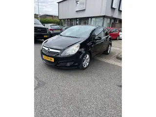 Opel Corsa 1.2-16V Cosmo 3 Deurs,Airco,Navi. Nette en goed rijdende Corsa. Prijs is inclusief een ni