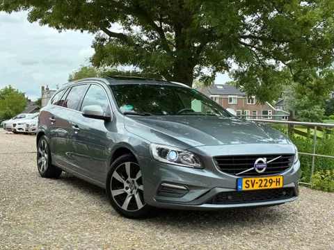Volvo V60 2.0 D4 | R-Desing + Schuif/kanteldak + Camera + Cruise + Navi Nu € 10.975,-!!!