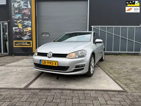 Volkswagen Golf 1.2 TSI Business Edition | Massage | Half leder | Achteruit rij camera | APK