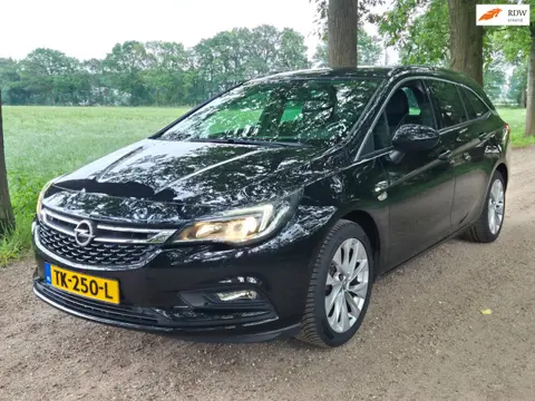 Opel Astra Sports Tourer 1.4 veel luxe en weinig KM!