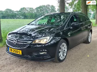 Opel Astra Sports Tourer 1.4 veel luxe en weinig KM!
