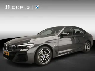 BMW 5 Serie Sedan 530e | M-Sportpakket | LED | Navigatie | Sportstoelen | Stoelverwarming | Shadow l
