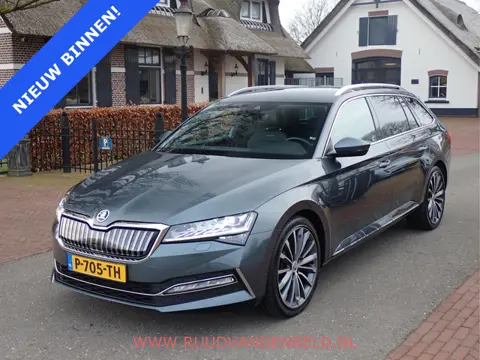 Škoda Superb Combi 1.4TSI iV LAURIN&KLEMENT SPORTLEER/MEMORY/TREKHAAK/APPLE CARPLAY