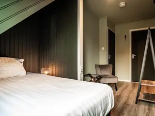 Eenpersoons kamer onder het schuine dak aan de voorzijde van het hotel