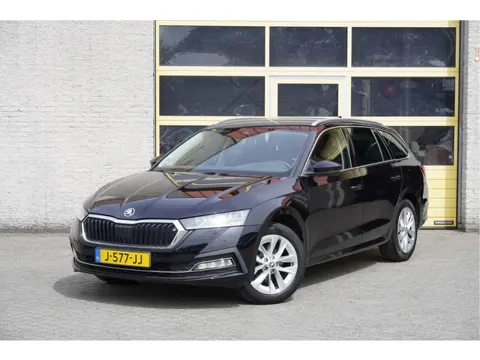 Škoda Octavia Combi 1.5 TSI 150PK! First Edition BJ2020 Lmv 17" | Led V+A | Pdc | Keyless entry | El