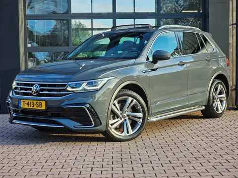 Volkswagen Tiguan 2.0 TSI 190PK 4MOTION DSG R-Line | Pano | Trekhaak | HUD | Stuur- & stoelverwarmin
