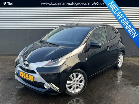 Toyota Aygo 1.0 VVT-i x-joy Nieuw geleverd incl: Climate control, Parkeerhulp camera, Navigatie, LM 