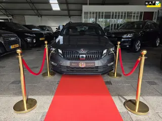 Skoda Octavia Combi 1.6TDI AUTOMAAT RACING SPORT FACELIFT!