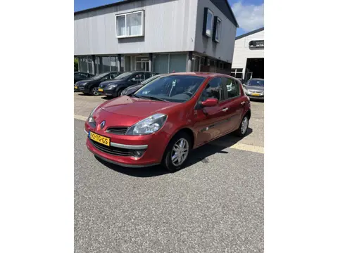 Renault Clio 1.4-16V Dynamique Luxe 5Deurs,Airco. Prijs is zo mee Apk 25-09-2026(evt nieuwe Apk tege