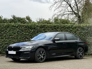 BMW 5 Serie 530e | M-Sport | 19'' | Schuif-/Kanteldak | Stuur + Stoelverw. | Driv. Ass. Prof. | Head