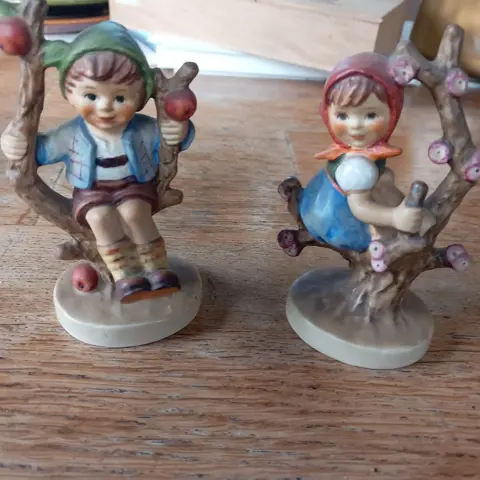 Goebel, Hummel beeldje - meisje / jongen in een boom.