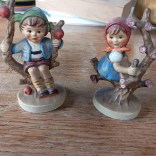 Goebel, Hummel beeldje - meisje / jongen in een boom.