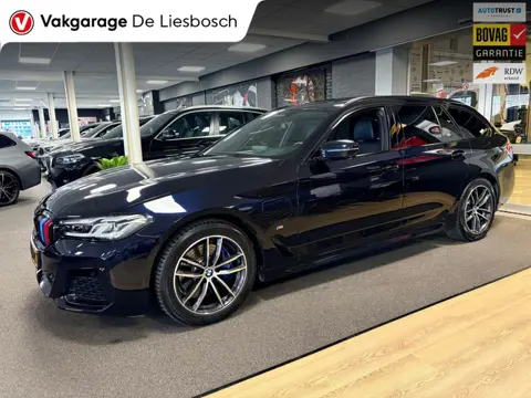 BMW 5-serie Touring 530e xDrive High Executive M-sport / leer / pano / navi / head-up / Apple carpla