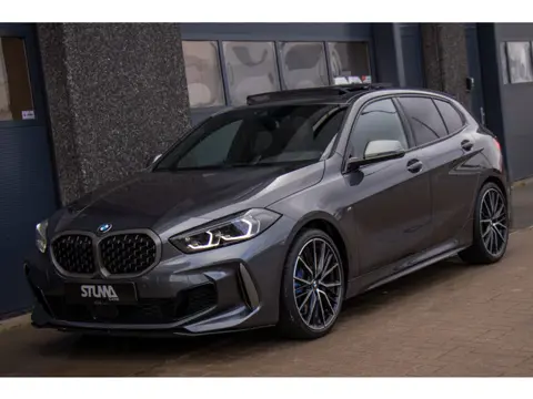 BMW 1-serie M135i xDrive | Pano | Shadow-Line | LED Projector | Live Cockpit | HUD | Carplay | Sfeer