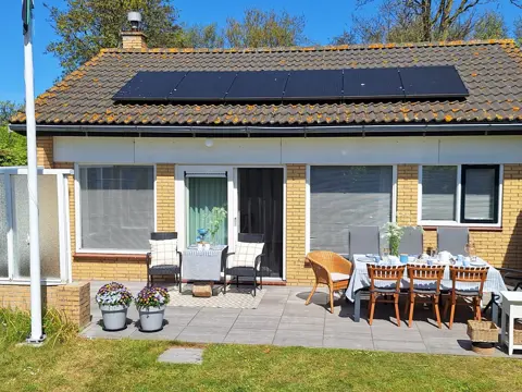 Zonnige bungalow met terras in de buurt van natuurgebied de Slufter