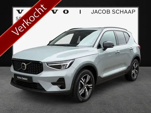 Volvo XC40 2.0 B4 Plus Dark / Panoramadak / Lederen bekleding / Trekhaak / Parkeerverwarming /