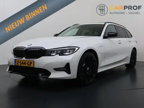 BMW 3-serie Touring 330e High Executive M Sport interieur | Panoramadak | Trekhaak | HUD | Leder |