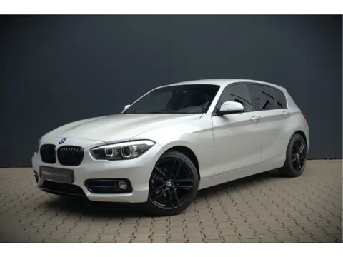 BMW 1-serie 118i Sport Line Edition | Stoelverwarming | Cruise Control | Parkeersensoren | Navigatie