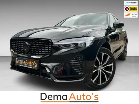 Volvo XC60 2.0 T8 AWD R-DESIGN BLACK-LINE BJ2023 455PK SOH-TEST LUCHTVERING/ PANO/LEDER/H&K/H-UP/360