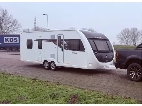 Swift group limited SPRITE Sprite Cruzer 635 SR Queensbed / aparte douche- en toiletruimte / Luxe be