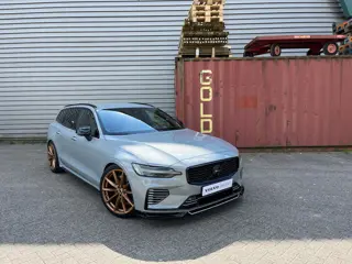 Volvo V60 T6 Plug-in hybrid AWD Plus Dark / Custom made Black Sheep uitvoering / 20" Heico matt Bron