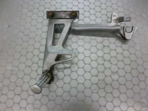 DUO VOETSTEUN LINKS Triumph Sprint ST 955 1999 - 2005