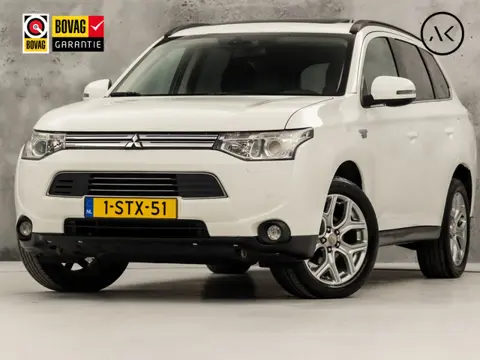 Mitsubishi Outlander 2.0 PHEV Deluxe 203Pk Automaat (SCHUIFDAK, NAVIGATIE, CAMERA, LEDER, ELEK SPORT