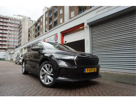 Škoda Enyaq iV 60 | NL Auto | 1ste eigenaar | Trekhaak | Adaptive+Lane | Sfeer | 20inch | Leer/ stof
