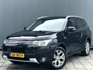 Mitsubishi Outlander BWJ 2015 | 2.0 PHEV 203PK Executive Edition X-Line | TREKHAAK | CAMERA A | PDC 