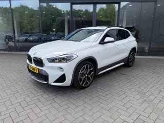 BMW X2 sDrive20i 192pk M-Sport,LED,Schuifdak,HUD,NaviPro,Stoelverw,Dealer OH,Clima,Cruise,