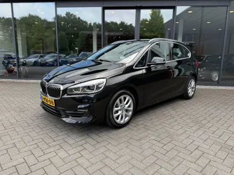 BMW 2-SERIE 220i 192pk High Exe,Leer,Sportstoel,HeadUp,Trekhk afn,NaviPro,Camera,Stoelverw,Cruise