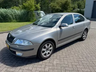 Skoda Octavia 1.6 Ambiente AIRCO PARKEERSENSOR TREKHAAK ELEKTRISCHERAMEN