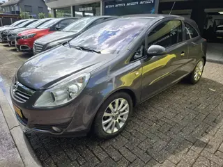 Opel Corsa 1.4-16V Cosmo | 12MND GARANTIE | AIRCO | ELEC RAMEN | LMV | NW APK |