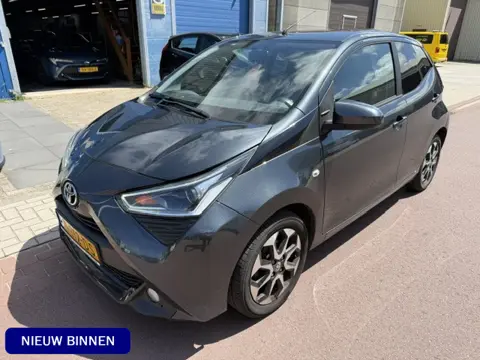 Toyota Aygo 1.0 VVT-i x-joy 2021 - APK okt-2027 Camera + Bluetooth Net onderhoud gehad en met NAP en