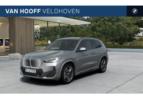 BMW iX1 eDrive20 M Sport / Trekhaak / Sportstoelen / Achteruitrijcamera / M Adaptief onderstel / Sto