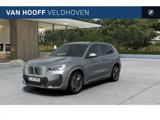BMW iX1 eDrive20 M Sport / Trekhaak / Sportstoelen / Achteruitrijcamera / M Adaptief onderstel / Sto
