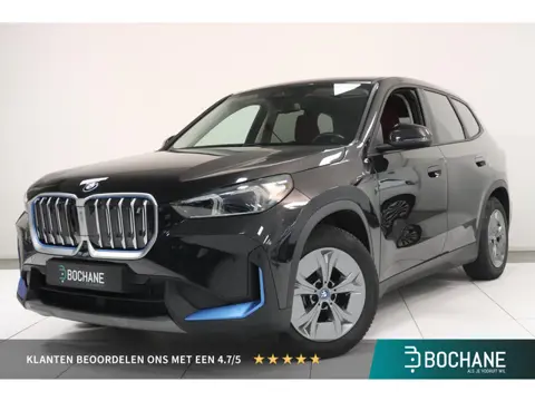 BMW iX1 xDrive30 Launch Edition 67 kWh | PANO | Camera | SoH 94,4 % | Sportstoelen | Matrix LED |
