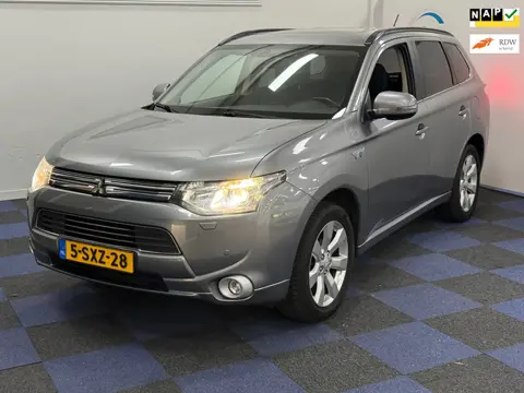Mitsubishi Outlander 2.0 PHEV Instyle / SUPER NETTE / DEALER ONDERHOUDEN / SCHUIFKANTELDAK