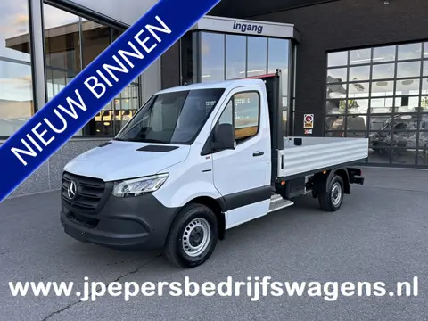 Mercedes-Benz eSprinter 320 L2 Select 81kWh / Snel laden 115kw / Open laadbak / Trekhaak / Distronic