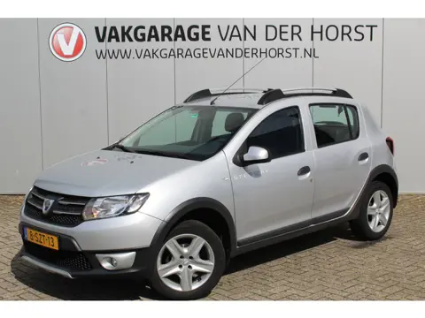 Dacia Sandero 0.9-90pk TCe Stepway Lauréate. Erg nette en goed onderhouden Dacia, hoge instap ! Airc