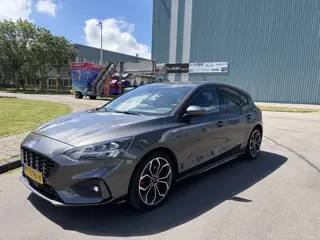 Ford Focus 1.0i EcoBoost ST Line Business 6-Bak 126 PK. Zeer mooie en als nieuw rijdende auto van de