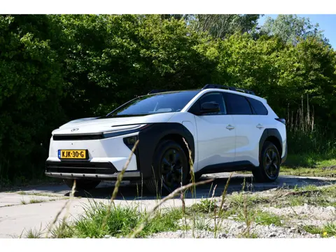 Toyota bZ4X Touring Executive AWD 75 kWh 380pk | Panoramadak | Rondomzicht camera | Warmtepomp |