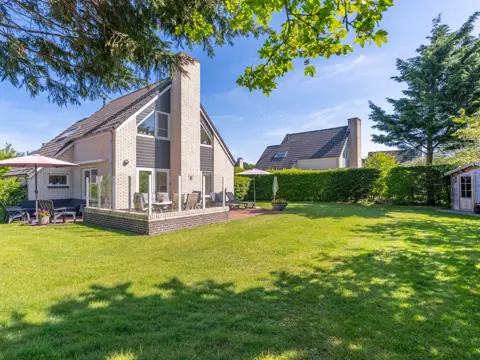 Riant luxe vakantiehuis met zonnige tuin en terras in De Koog