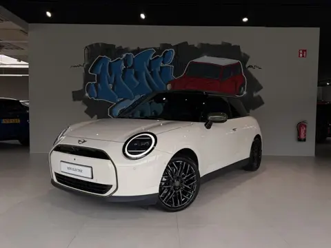 MINI Electric Cooper SE Paul Smith Ed. 54.2 kWh Pakket L | Panoramadak | 360 Camera | Stuur/stoelver