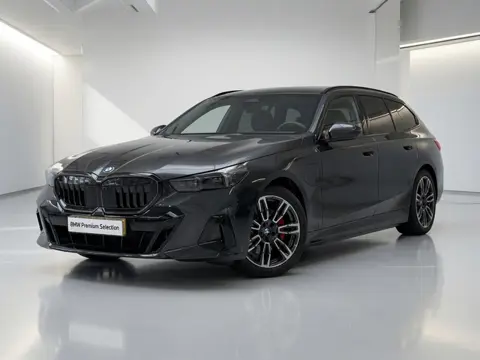 BMW 5 Serie Touring 530e M Sport Edition | 20" | Trekhaak | Driving Assistant Plus | Harman Kardon |