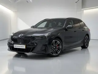BMW 5 Serie Touring 530e M Sport Edition | 20" | Trekhaak | Driving Assistant Plus | Harman Kardon |