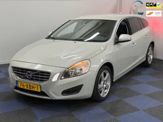Volvo V60 1.6 T3 Momentum / SUPER NETJES / NETTE AUTO / RIJDT SCHAKELT TOP